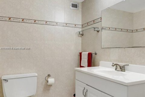 Condo in Hallandale Beach, Florida, 2 bedrooms № 1939397 - photo 11