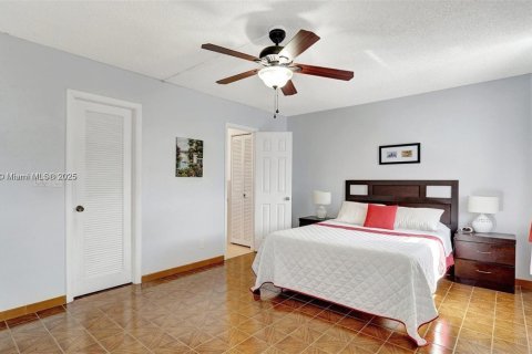 Condo in Hallandale Beach, Florida, 2 bedrooms № 1939397 - photo 23