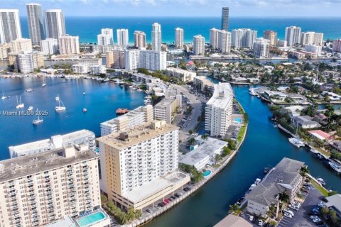 Condo in Hallandale Beach, Florida, 2 bedrooms № 1939397 - photo 1