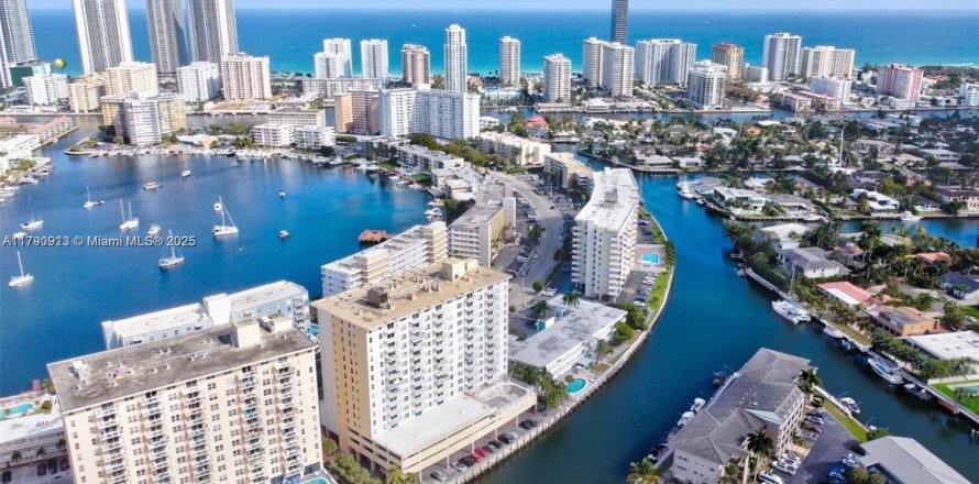 Condo in Hallandale Beach, Florida, 2 bedrooms № 1939397