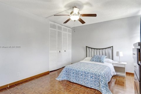 Condo in Hallandale Beach, Florida, 2 bedrooms № 1939397 - photo 21