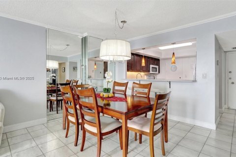Condo in Hallandale Beach, Florida, 2 bedrooms № 1939397 - photo 19