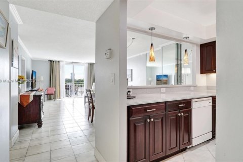 Condo in Hallandale Beach, Florida, 2 bedrooms № 1939397 - photo 2