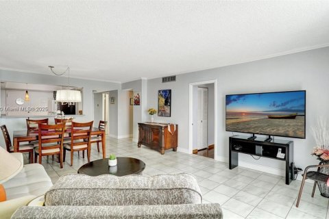Condo in Hallandale Beach, Florida, 2 bedrooms № 1939397 - photo 14