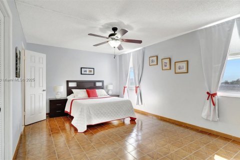 Condo in Hallandale Beach, Florida, 2 bedrooms № 1939397 - photo 22