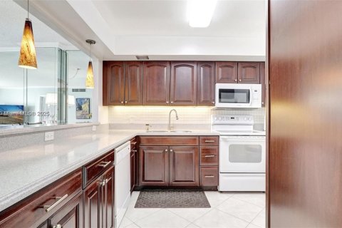 Condo in Hallandale Beach, Florida, 2 bedrooms № 1939397 - photo 4