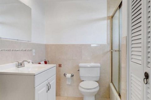 Condo in Hallandale Beach, Florida, 2 bedrooms № 1939397 - photo 27