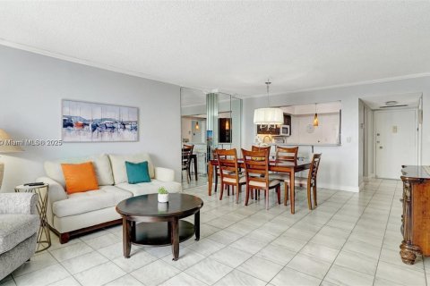 Condo in Hallandale Beach, Florida, 2 bedrooms № 1939397 - photo 13