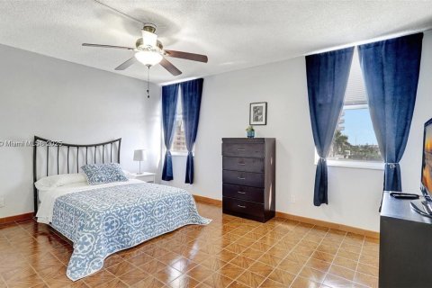 Condo in Hallandale Beach, Florida, 2 bedrooms № 1939397 - photo 20