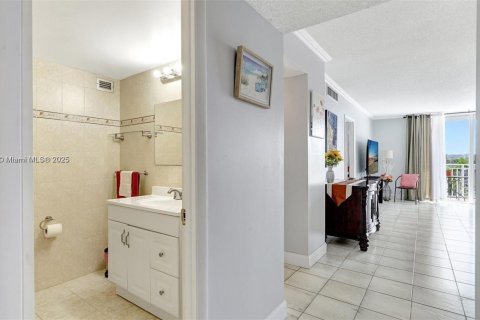 Condo in Hallandale Beach, Florida, 2 bedrooms № 1939397 - photo 9