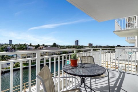 Condo in Hallandale Beach, Florida, 2 bedrooms № 1939397 - photo 29