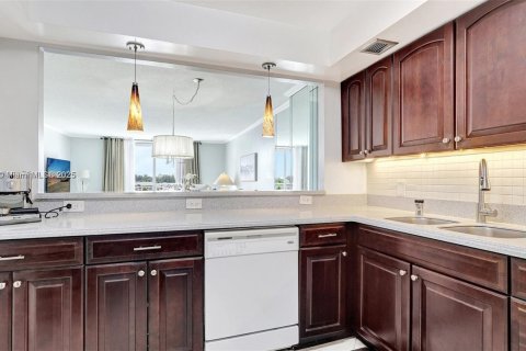 Condo in Hallandale Beach, Florida, 2 bedrooms № 1939397 - photo 7