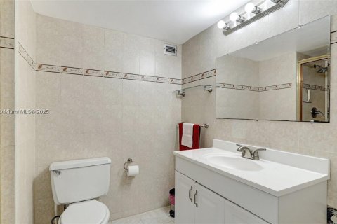 Condo in Hallandale Beach, Florida, 2 bedrooms № 1939397 - photo 10