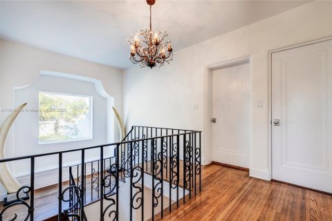 House in Miami Beach, Florida 5 bedrooms, 347.55 sq.m. № 2016268 - photo 6