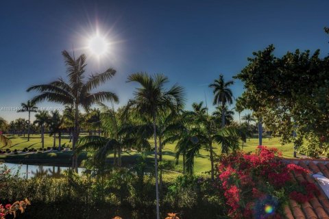 House in Miami Beach, Florida 5 bedrooms, 347.55 sq.m. № 2016268 - photo 13