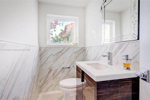 House in Miami Beach, Florida 5 bedrooms, 347.55 sq.m. № 2016268 - photo 8