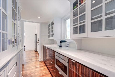 House in Miami Beach, Florida 5 bedrooms, 347.55 sq.m. № 2016268 - photo 7