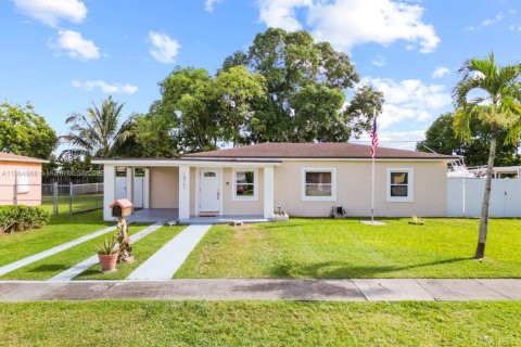 Casa en venta en Miami, Florida, 3 dormitorios, 90.58 m2 № 1969187 - foto 1