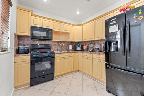 Casa en venta en Miami, Florida, 3 dormitorios, 90.58 m2 № 1969187 - foto 8