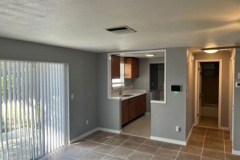 Casa en alquiler en Spring Hill, Florida, 2 dormitorios, 95.22 m2 № 1908508 - foto 4