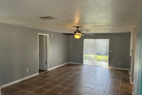 Casa en alquiler en Spring Hill, Florida, 2 dormitorios, 95.22 m2 № 1908508 - foto 2