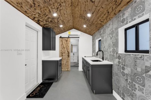 Снять в аренду коммерческую недвижимость в Майами, Флорида 1 спальня, № 2005500 - фото 2