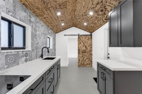 Коммерческая недвижимость в Майами, Флорида 1 спальня № 2005500