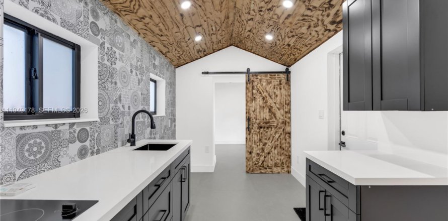 Коммерческая недвижимость в Майами, Флорида 1 спальня № 2005500