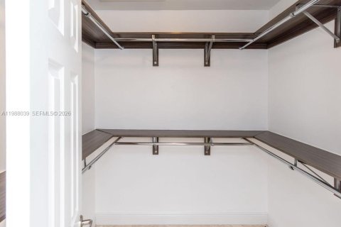 Снять в аренду виллу или дом в Корал-Гейблс, Флорида 4 спальни, 294.59м2, № 2178855 - фото 20
