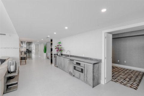 Condo in Miami, Florida, 4 bedrooms  № 1942206 - photo 11