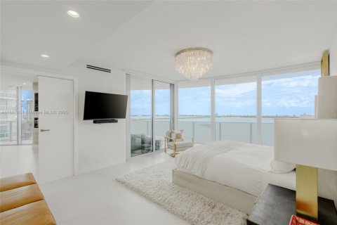 Condo in Miami, Florida, 4 bedrooms  № 1942206 - photo 25