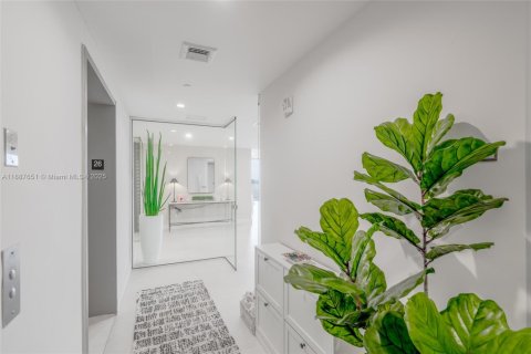 Condo in Miami, Florida, 4 bedrooms  № 1942206 - photo 2
