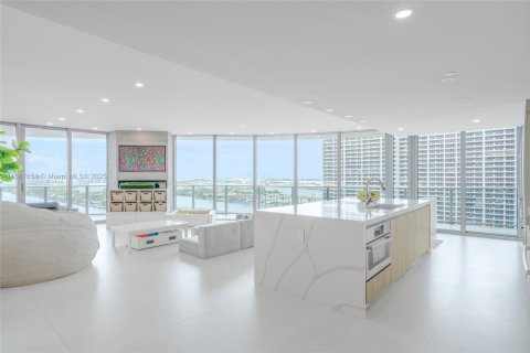 Condo in Miami, Florida, 4 bedrooms  № 1942206 - photo 1
