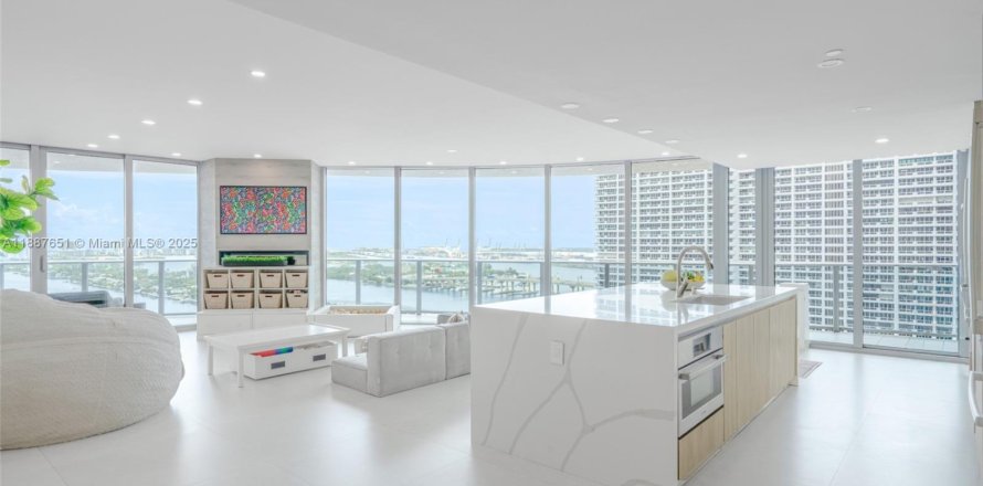 Condo in Miami, Florida, 4 bedrooms № 1942206