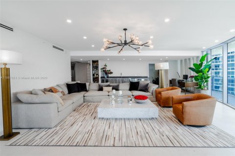 Condo in Miami, Florida, 4 bedrooms  № 1942206 - photo 13