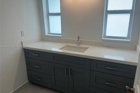 House in Miami, Florida 4 bedrooms, 183.2 sq.m. № 2045947 - photo 13