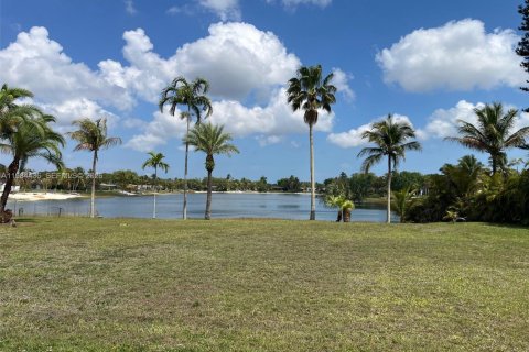 House in Miami, Florida 4 bedrooms, 183.2 sq.m. № 2045947 - photo 2