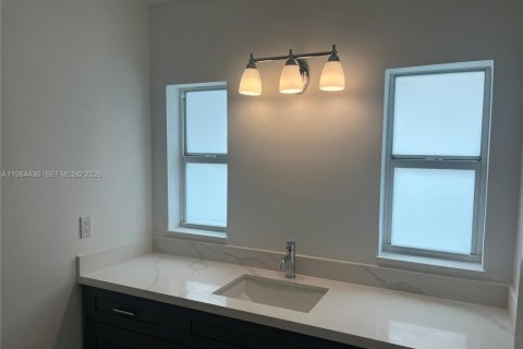 House in Miami, Florida 4 bedrooms, 183.2 sq.m. № 2045947 - photo 12