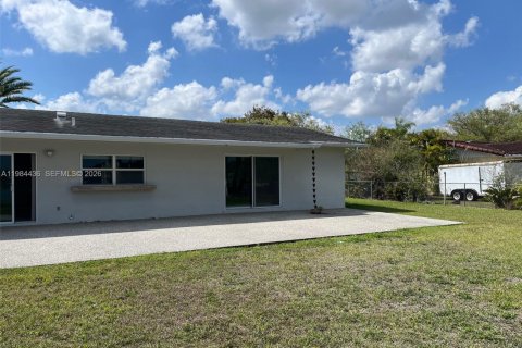 House in Miami, Florida 4 bedrooms, 183.2 sq.m. № 2045947 - photo 18