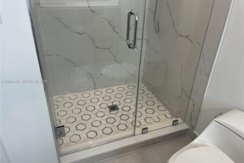 House in Miami, Florida 4 bedrooms, 183.2 sq.m. № 2045947 - photo 9