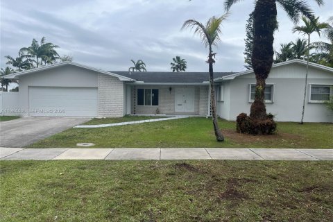 House in Miami, Florida 4 bedrooms, 183.2 sq.m. № 2045947 - photo 4