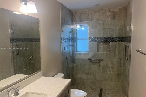 House in Miami, Florida 4 bedrooms, 183.2 sq.m. № 2045947 - photo 16