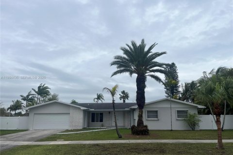 House in Miami, Florida 4 bedrooms, 183.2 sq.m. № 2045947 - photo 19