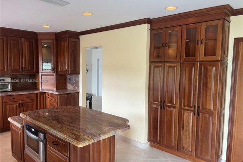 House in Miami, Florida 4 bedrooms, 183.2 sq.m. № 2045947 - photo 6