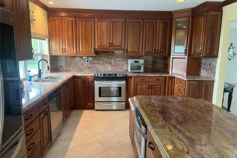 House in Miami, Florida 4 bedrooms, 183.2 sq.m. № 2045947 - photo 5