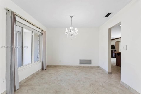 Villa ou maison à vendre à Miami, Floride: 4 chambres, 183.2 m2 № 2045947 - photo 21