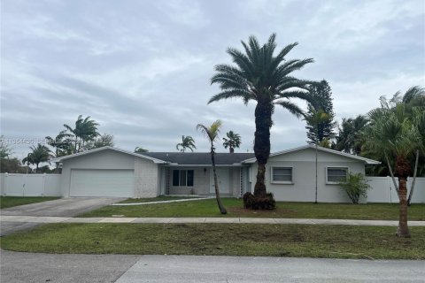 House in Miami, Florida 4 bedrooms, 183.2 sq.m. № 2045947