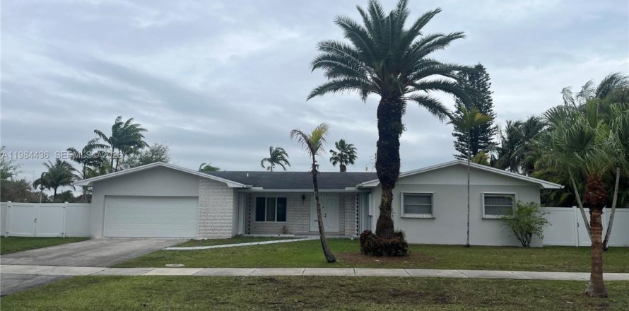 House in Miami, Florida 4 bedrooms, 183.2 sq.m. № 2045947