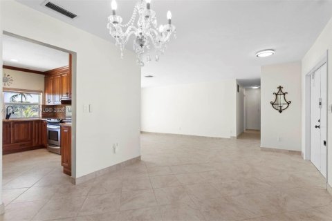 Villa ou maison à vendre à Miami, Floride: 4 chambres, 183.2 m2 № 2045947 - photo 22