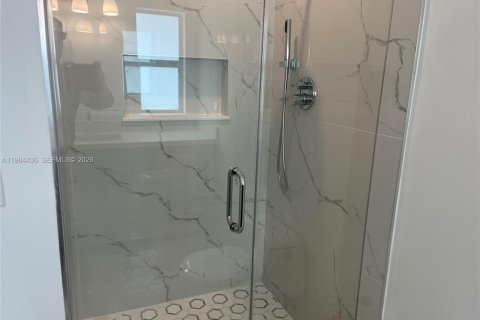 House in Miami, Florida 4 bedrooms, 183.2 sq.m. № 2045947 - photo 10